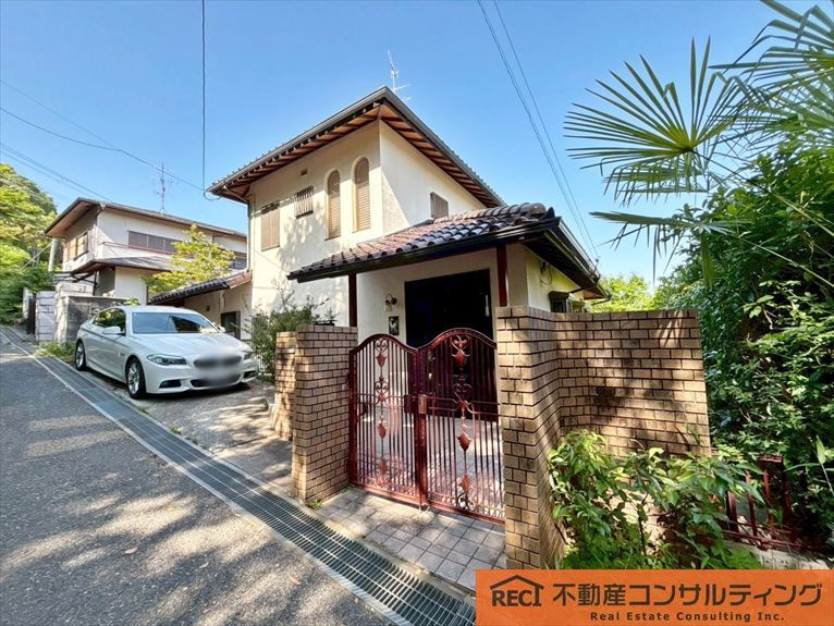 西宮市苦楽園二番町　中古戸建の玄関