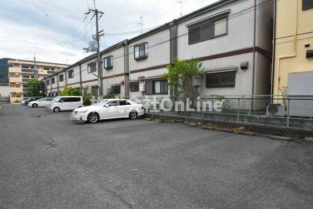 エスポワール高安の駐車場