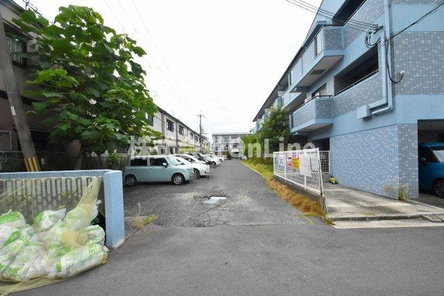 エスポワール高安の駐車場