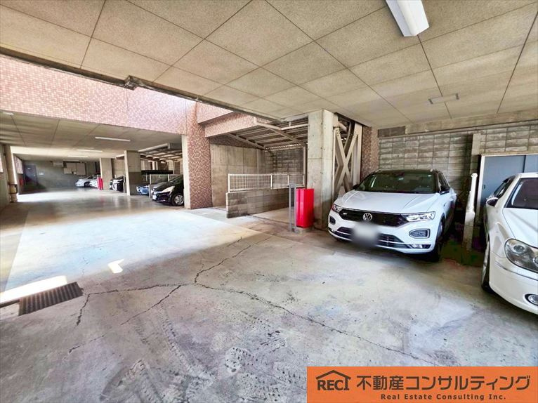 ワコーレ本山フラッツの駐車場