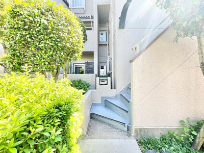 【エントランス】 | 公社山田西A住宅A２棟 | サイトに掲載されていない箇所の写真、撮影してお届けさせて頂きます！気になる物件で、見たい部分の画像が無い場合は、弊社スタッフまでご連絡下さいませ。お客様の気になる箇所を、カメラにて撮影して参ります！
