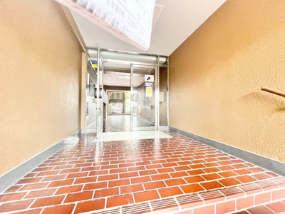 【エントランス】 | ライオンズマンション第7江坂 | サイトに掲載されていない箇所の写真、撮影してお届けさせて頂きます！気になる物件で、見たい部分の画像が無い場合は、弊社スタッフまでご連絡下さいませ。お客様の気になる箇所を、カメラにて撮影して参ります！