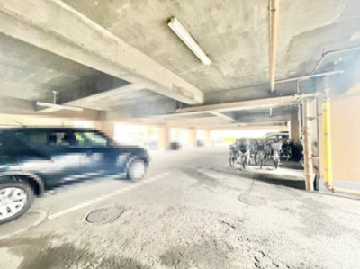 【駐車場】 | ライオンズマンション第7江坂 | 現在ご返済中のカーローン・カードローン・教育ローンなどを住宅ローンに一本化したり、家具家電購入費用・引越し費用を住宅ローンと組み合わせるなど、お客さまにメリットの多い住宅ローンのご提案が可能です。