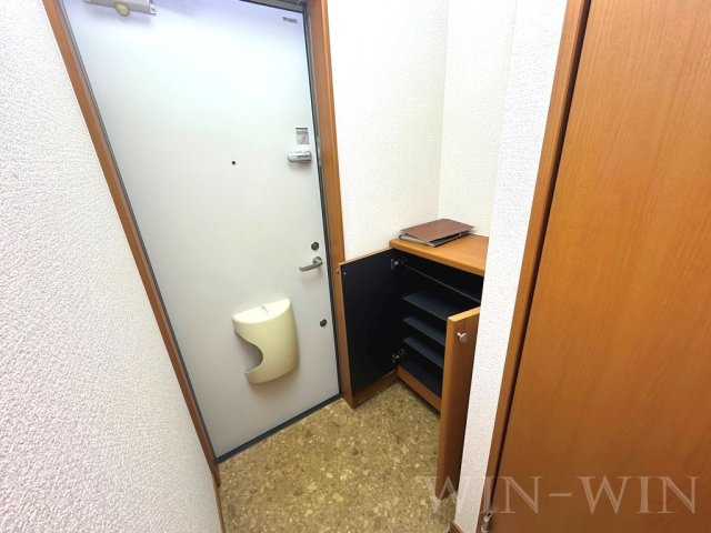 アゼリア神野 Cの玄関