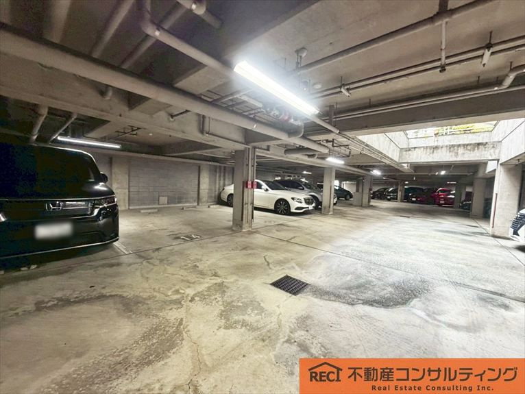 白鷹甲子園マンションの駐車場