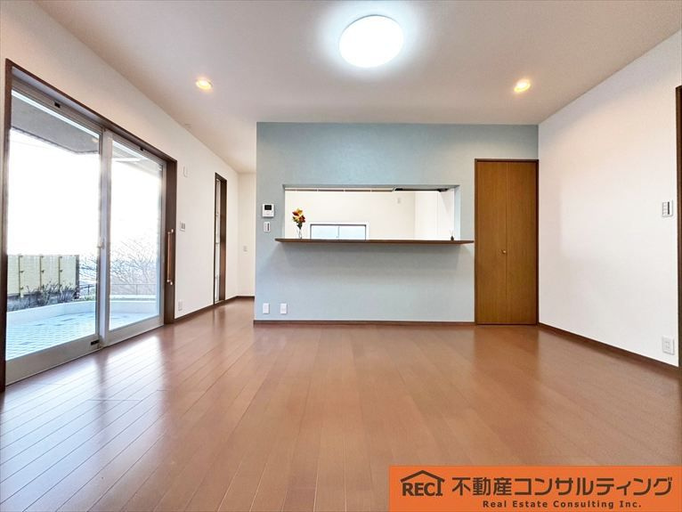 神戸市東灘区鴨子ヶ原3丁目　中古戸建の居間・リビング|ゆとりのある前面道路