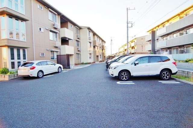 ロイジェントパークスレイクタウンⅢ　Hの駐車場
