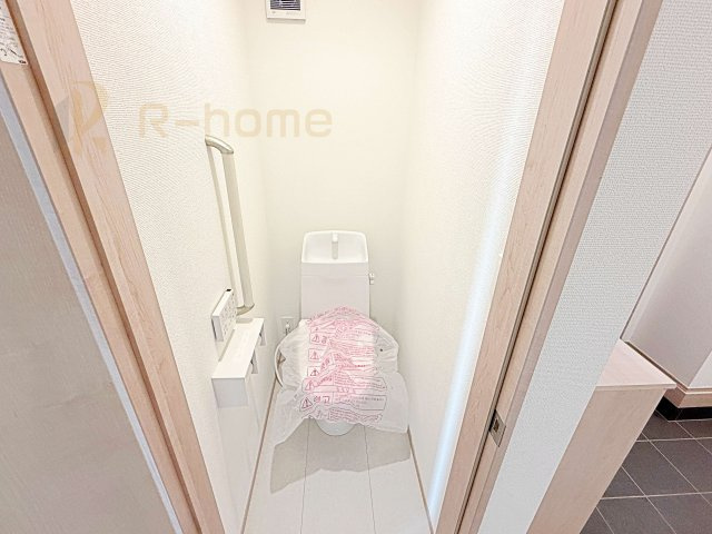 ひたちなか市津田　新築戸建て　A号棟のトイレ|温水洗浄便座付きのトイレ。