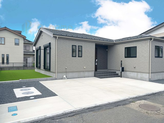 ひたちなか市津田　新築戸建て　A号棟の駐車場|カースペースは3台完備。ゲスト用のスペースも確保できますね♪