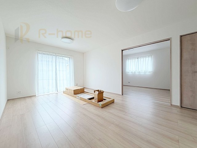 ひたちなか市津田　新築戸建て　A号棟の居間・リビング|広くて明るいＬＤＫ♪ ゆったりくつろげるリビングスペースで、ご家族皆様の笑顔が溢れます。