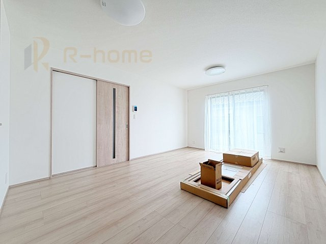 ひたちなか市津田　新築戸建て　A号棟の居間・リビング|広々とした余裕のあるリビングです♪大きな窓からは自然光が届きます。