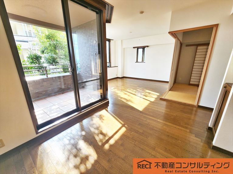 グランステイツ六甲・桜通の居間・リビング|不在がちの方も安心！宅配BOX完備