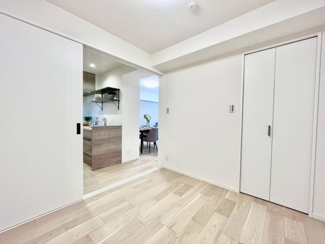 コープ戸山台の洋室|部屋収納もバッチリです！見せる収納も流行っていますが、やはり見せない収納も大切ですね。

現地ご見学希望・資料請求などお気軽にお問い合わせ下さい！
03-5990-5201
