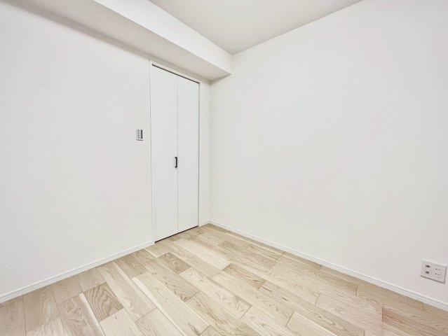 コープ戸山台の洋室|白を基調としたお部屋は光を反射するため、お部屋が明るく美しく見えますね！

現地ご見学希望・資料請求などお気軽にお問い合わせ下さい！
03-5990-5201