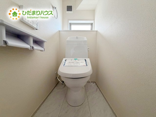 いわき市勿来町窪田町通1丁目第1　新築戸建　2号棟のトイレ|小窓が付いているので、トイレも明るい空間になっております♪