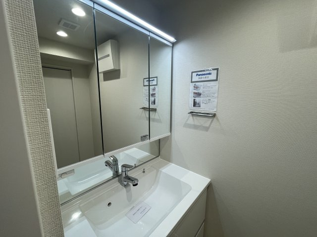 ライオンズマンション長住南第2の独立洗面台|
個人的に、リフォームするならこだわりたいランキング第1位！！洗面です。収納豊富な3面鏡は朝の強い味