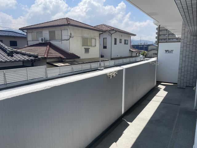 ライオンズマンション長住南第2のバルコニー|陽当たりが良いので洗濯物がよく乾きそうです☆スペースが広いので、ご家族分の洗濯物も余裕で干せます☆