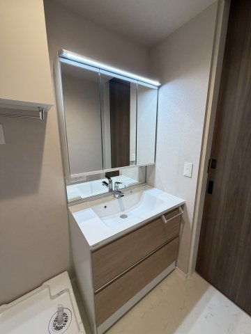 Ｍａｉｓｏｎ　Ｓａｒｋｌａｎｄ　メゾンサークランドの洗面所|★3面鏡の独立洗面台★家具家電付きの物件です★
