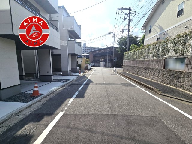 福岡市博多区光丘町3丁目第1-2棟（1号棟）の前面道路含む現地写真|前面道路は閑静な住宅地をはしる車通りの少ない道路。お車の出し入れが苦手なママや小さなお子様にも安心ですね。しっかり舗装もされているので、ベビーカーや自転車で通っても快適に通行できます。