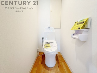 温水洗浄便座付トイレは温水洗浄機能により、暖かい水でおしりを洗浄することができ、冷たい水を使う従来の便座に比べ、温水洗浄機能で暖かいトイレを提供し、快適な使用を可能にします。