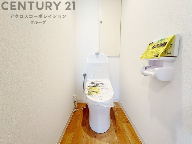 温水洗浄便座付トイレは温水洗浄機能により、暖かい水でおしりを洗浄することができ、冷たい水を使う従来の便座に比べ、温水洗浄機能で暖かいトイレを提供し、快適な使用を可能にします。