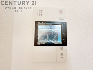 訪問者が来たときにテレビ画面で確認できるため、安心してドアを開けられます。録画機能があるものもあり、留守中に来訪者を記録しておくことができます。利便性が高く、セキュリティ面でも安心です。