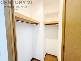収納力が高く洋服や小物を整理しやすく、更衣室のように使え、部屋がすっきり保てます。収納の配置を自由に調整でき、換気性が良く防湿・防虫対策も可能。快適で機能的な生活空間を実現できます♪