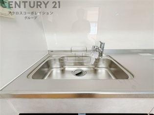 大きなシンクでお鍋などの大きな調理器具を洗う際にも便利です。