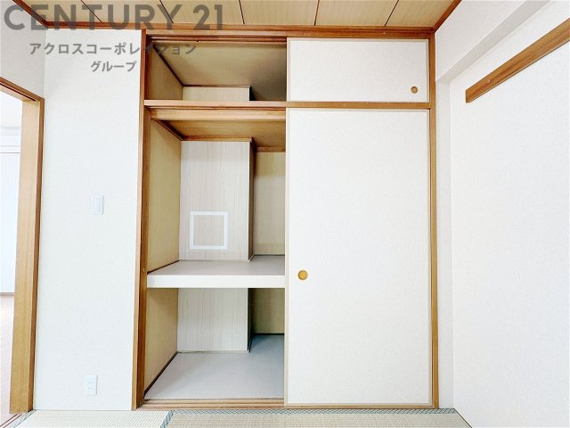 押入れは季節の衣類、寝具などを収納できます。伝統的な美しさと実用性が融合し、収納物を保護する調湿・換気効果があります。使い方によっては書類や小物なども効果的に整理でき空間を有効活用できます。