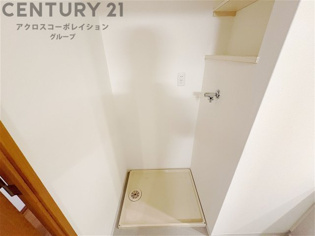 洗濯物の仕分け作業がしやすく、整理整頓が容易になります。洗濯音や湿気を他の部屋に持ち込まず、生活環境を快適に保ちます。上部を活用すれば収納スペースを確保でき洗剤や洗濯用品の整理もしやすくなります。