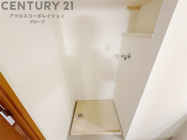 洗濯物の仕分け作業がしやすく、整理整頓が容易になります。洗濯音や湿気を他の部屋に持ち込まず、生活環境を快適に保ちます。上部を活用すれば収納スペースを確保でき洗剤や洗濯用品の整理もしやすくなります。