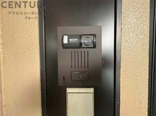 訪問者が来たときにテレビ画面で確認できるため、安心してドアを開けられます。録画機能があるものもあり、留守中に来訪者を記録しておくことができます。利便性が高く、セキュリティ面でも安心です。