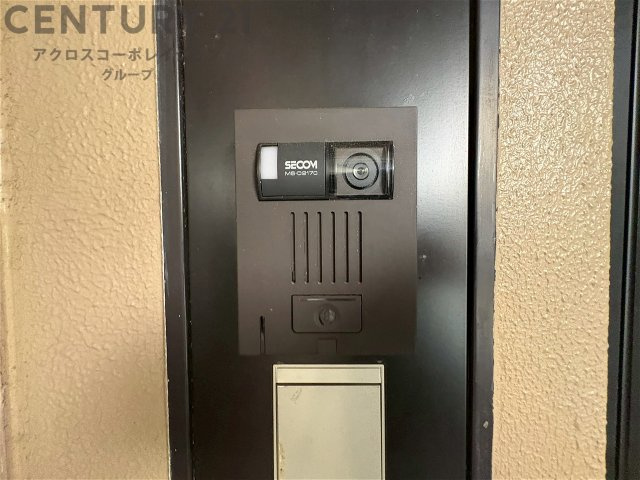 訪問者が来たときにテレビ画面で確認できるため、安心してドアを開けられます。録画機能があるものもあり、留守中に来訪者を記録しておくことができます。利便性が高く、セキュリティ面でも安心です。