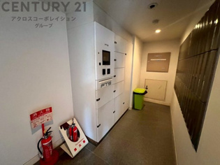 宅配ボックスは荷物の受け取りや配達が便利で安全です。不在時でも荷物が確保され、盗難や損傷のリスクが減少。受け取り時間の柔軟性が向上。外出先からでも荷物の受け取りや預けが可能となります。
