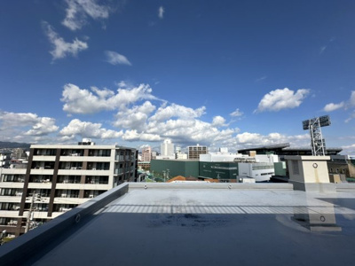 【展望】 | ルネ甲子園 | 甲子園徒歩圏内の静かな住宅街に位置するルネ甲子園。
最上階ならではの抜けるような眺望と、明るく開放的