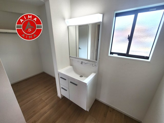 福岡市東区大岳2丁目第2-1棟（1号棟）の独立洗面台|毎日使うものだから清潔な空間を保ちたい水回り。洗面にはそんな願いを解消させてくれる収納アイデアが満載です。三面鏡の裏側にはキャビネットが現れ小物から背の高い物まで収納できます。