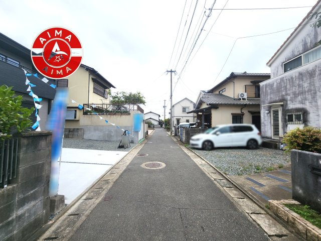 福岡市東区大岳2丁目第2-1棟（1号棟）の前面道路含む現地写真|前面道路は閑静な住宅地をはしる車通りの少ない道路。お車の出し入れが苦手なママや小さなお子様にも安心ですね。しっかり舗装もされているので、ベビーカーや自転車で通っても快適に通行できます。