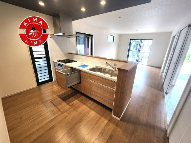福岡市東区大岳2丁目第2-1棟（1号棟）のキッチン|ダイニングテーブルへの配膳がラクラク、お料理はかどるカウンター付きシステムキッチン！