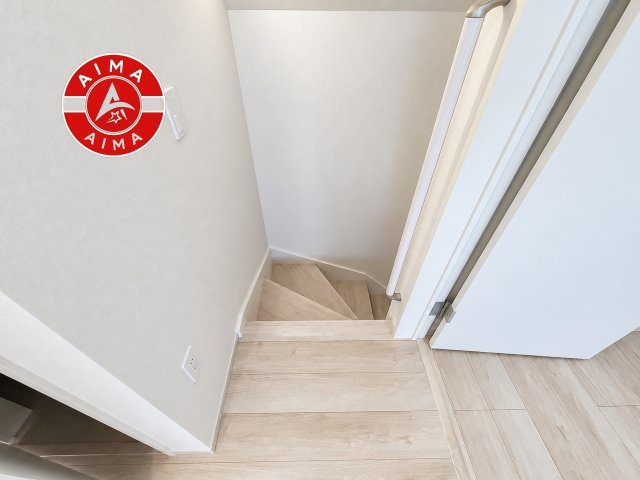 福岡市博多区光丘町3丁目第1-2棟（2号棟）の内装|＜手すり付階段＞手すりがないと階段の昇り降りで危険なことはもちろん、壁に手をつきながら歩くことで壁紙が汚れやすくなります。すべての方に快適に昇り降りしていただくため、手すりを設置しました。