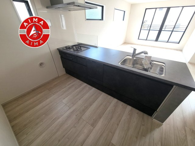 福岡市博多区光丘町3丁目第1-2棟（2号棟）のキッチン|ダイニングテーブルへの配膳がラクラク、お料理はかどるカウンター付きシステムキッチン！
