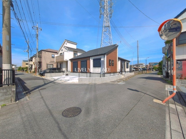 草加市新里町 中古戸建の前面道路含む現地写真