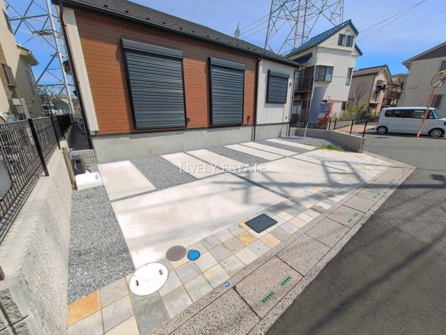 草加市新里町 中古戸建の駐車場