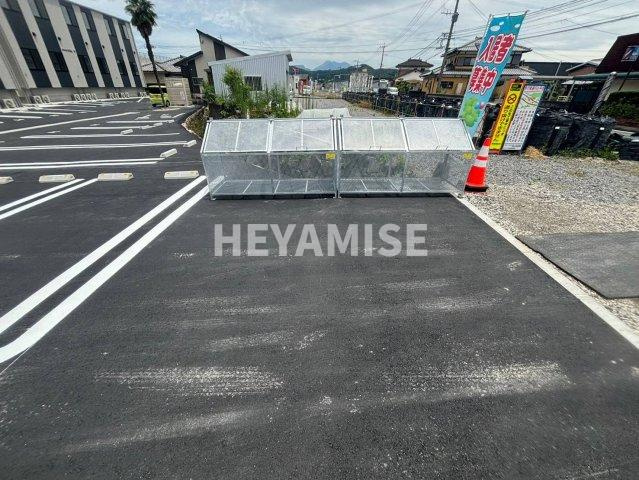 quatriéme（キャトリエム）の駐車場