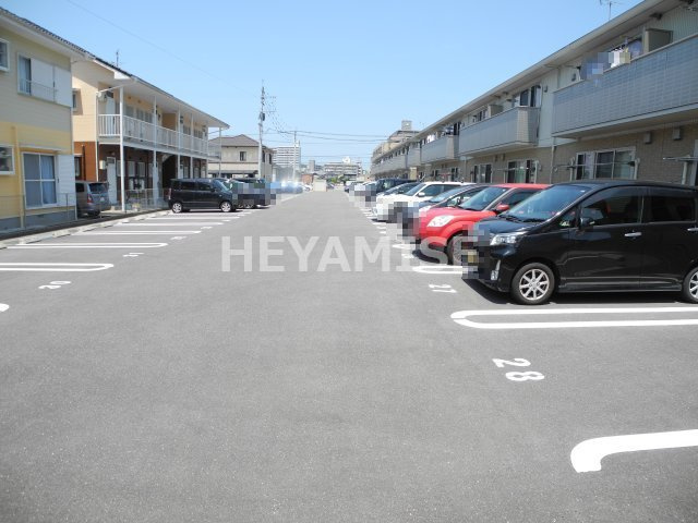 ラルーチェ幸B棟の駐車場