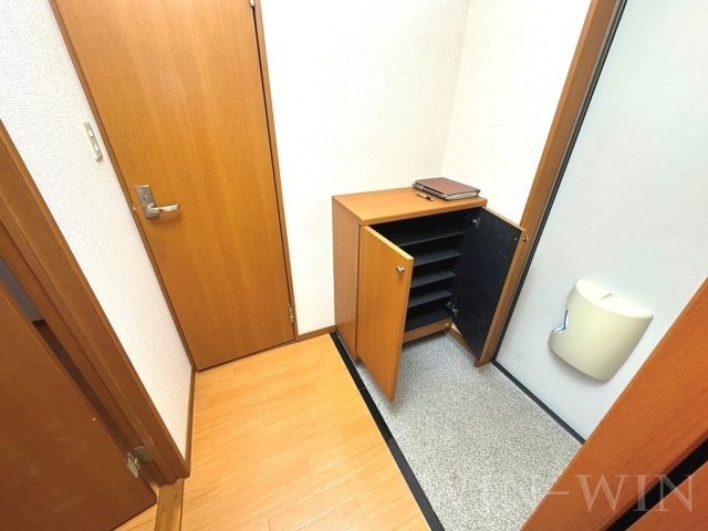 アゼリア神野 Dの玄関