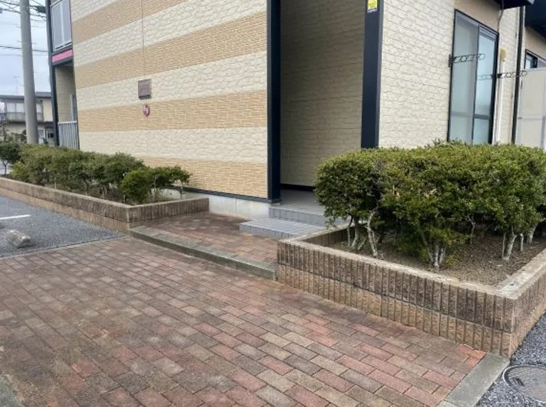 レオパレスコスモスファイブのエントランス