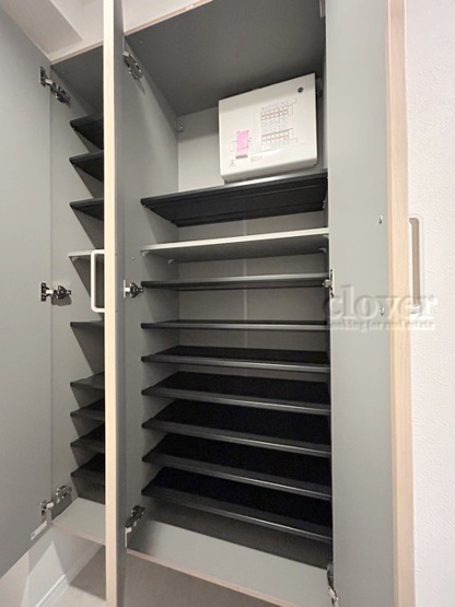 【収納】 | ゼファーヒルズ成増 | 玄関に設置されたシューズボックス。ご家庭にある靴の収納が可能かどうか、ぜひチェックしてみてください。～即日のご見学可能～　お問合せはお気軽にどうぞ。
