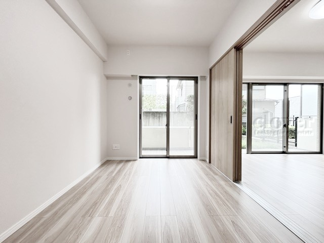【子供部屋】 | ゼファーヒルズ成増 | 窓の向こうの景色が気持ちよい洋室。実際の面積よりも広く感じられるのは、窓の向こうの景色の開放感によるものです。～即日のご見学可能～　お問合せはお気軽にどうぞ。
