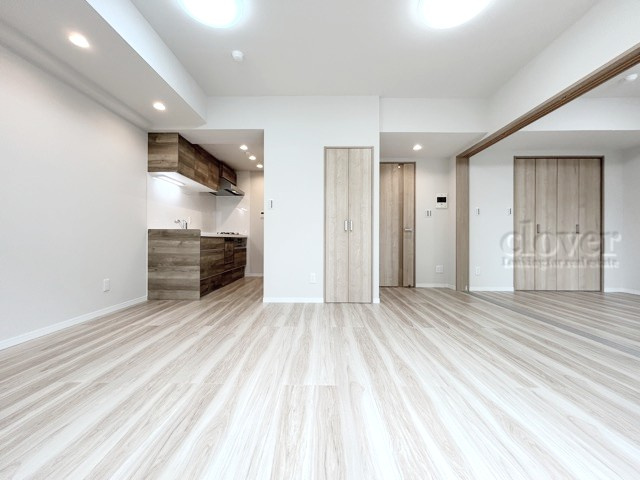 【居間・リビング】 | ゼファーヒルズ成増 | くつろぎの空間であるLDKを、バルコニー側から写しました。明るく、そして奥行きのある様子をご確認ください。～即日のご見学可能～　お問合せはお気軽にどうぞ。
