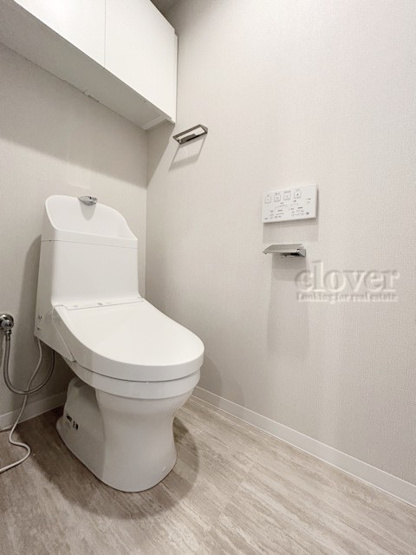 【トイレ】 | ゼファーヒルズ成増 | 上部に収納を備えたトイレです。自宅の中でも最もプライベートな空間だからこそ、ほしい「落ち着き」がここにあります。～即日のご見学可能～　お問合せはお気軽にどうぞ。
